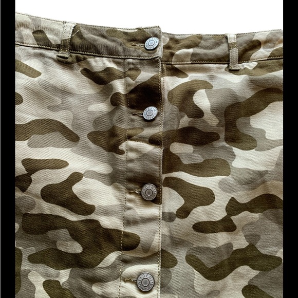 Denim Mini Skirt Camo Button Up Raw Hem Cargo Pockets Size 14 - Picture 4 of 5